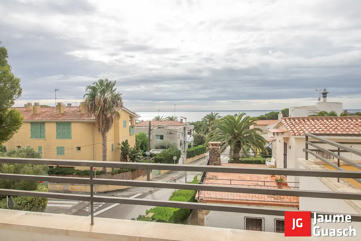Terrasse von Einfamilien-Reihenhaus zum Verkauf in Torredembarra mit Klimaanlage, Heizung und Privatgarten