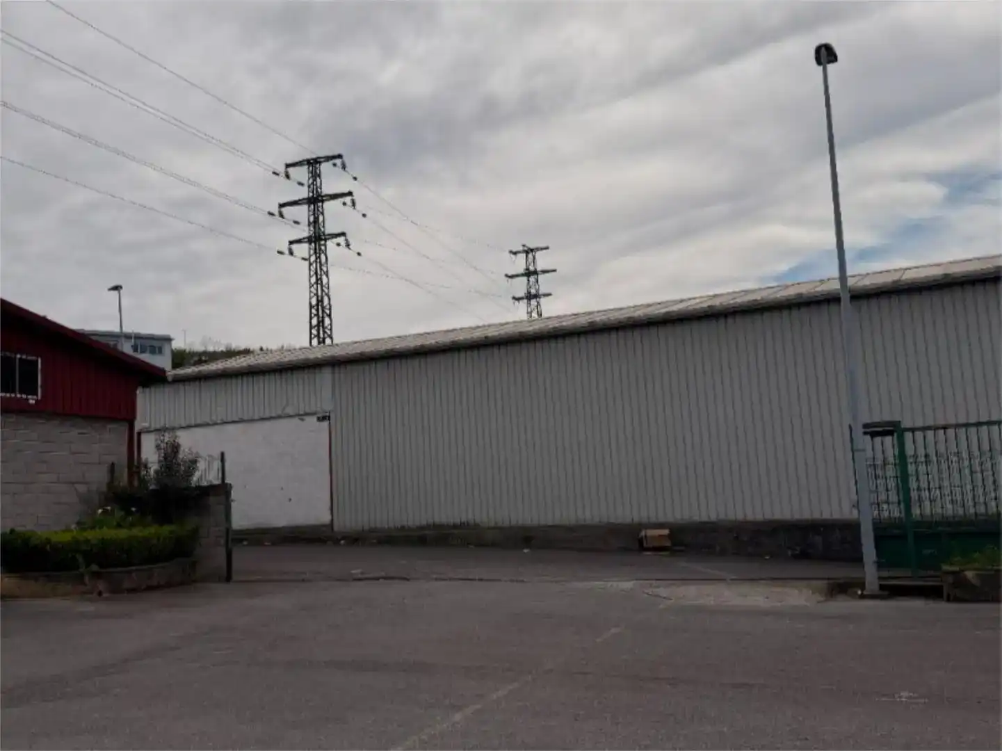Vista exterior de Nave industrial en venta en Basurtu - Zorrotza
