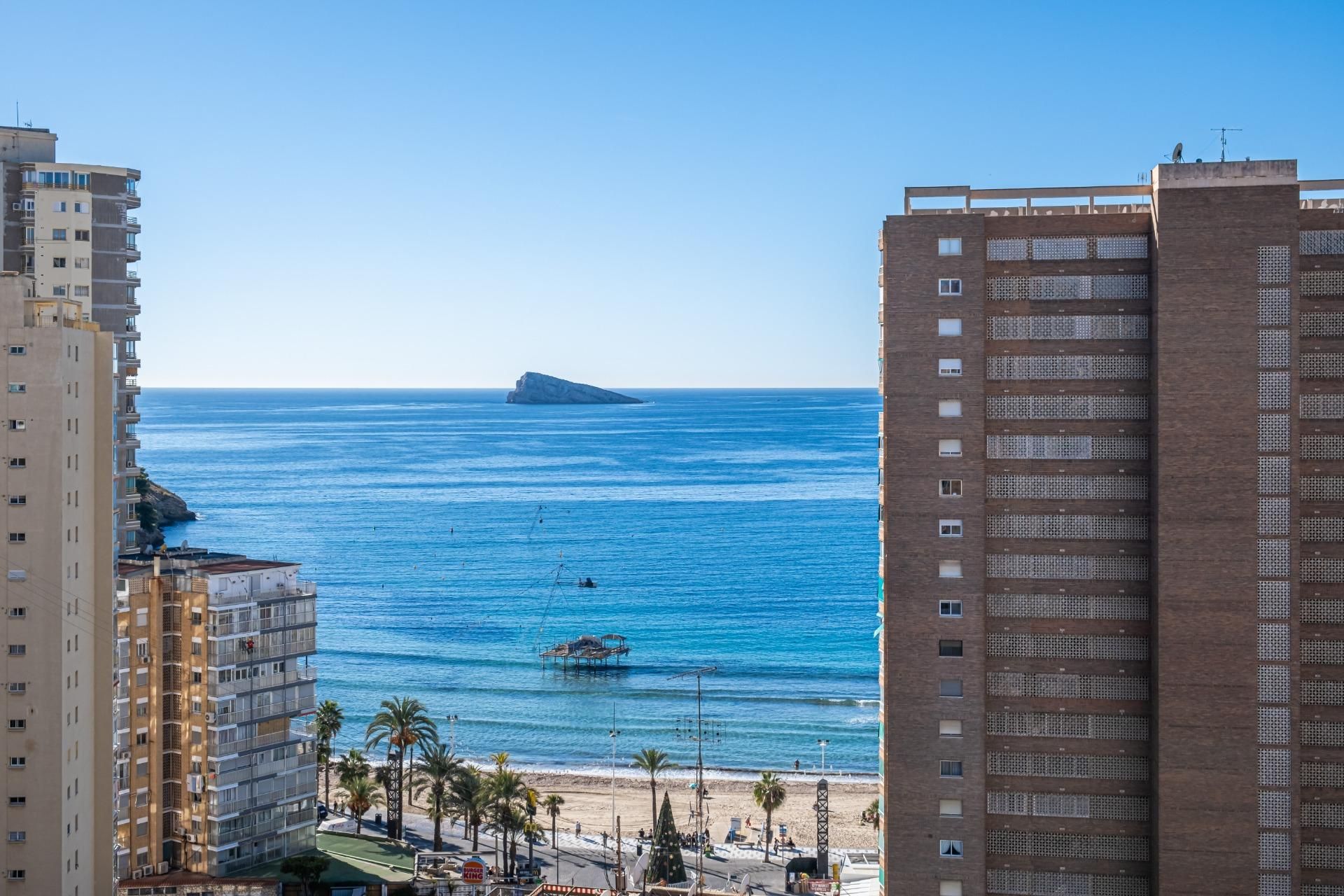 Habitación de Apartamento en venta en Benidorm con Aire acondicionado, Amueblado y Piscina comunitaria