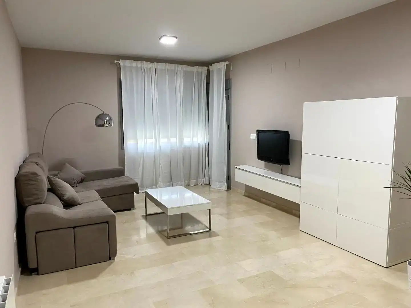 Sala d'estar de Pis en venda en Sanlúcar la Mayor amb Aire condicionat, Piscina i Moblat