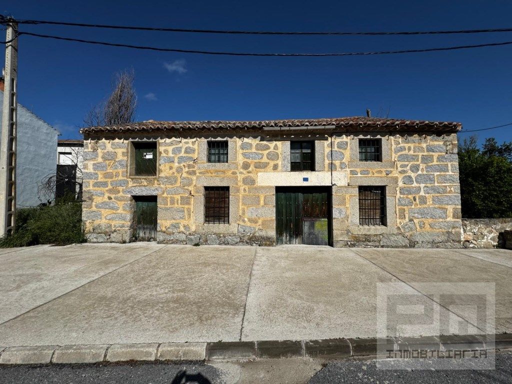 Exterior view of House or chalet for sale in Muñogalindo