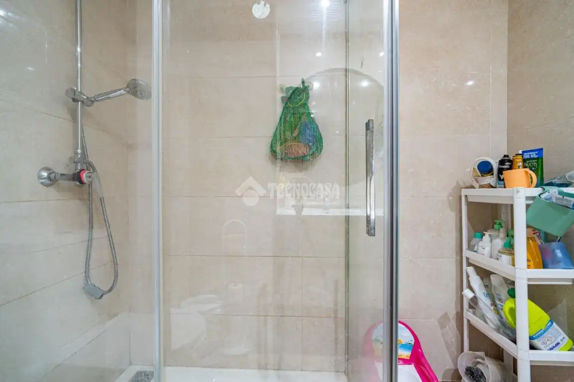 Bathroom of Flat for sale in Granada  with Air Conditioner, Heating and Terrace