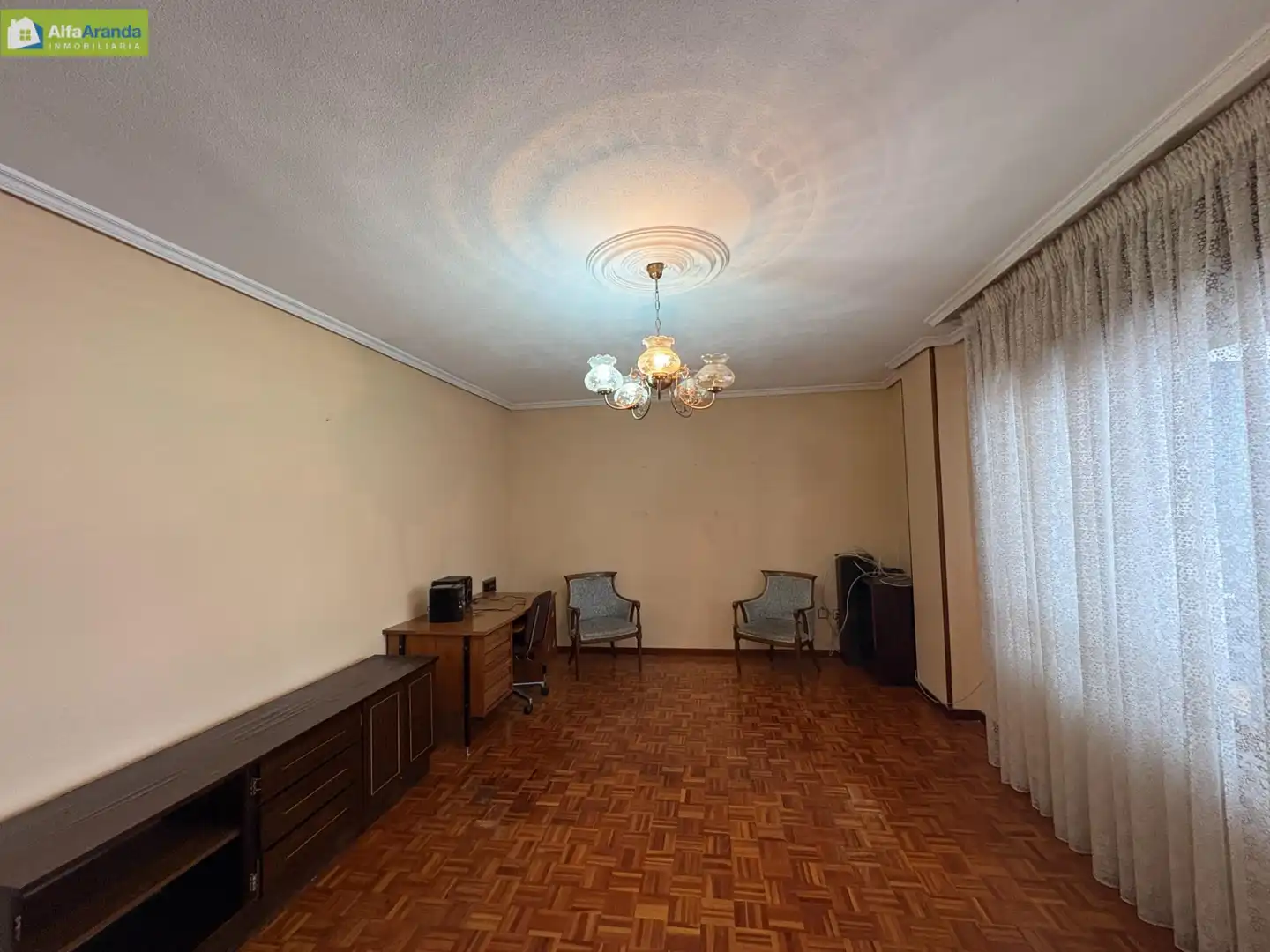 Sala d'estar de Pis en venda en Aranda de Duero amb Calefacció, Parquet i Traster