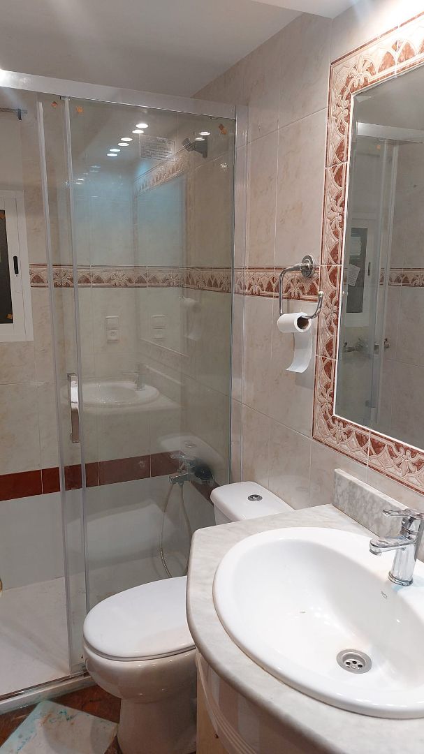 Baño de Piso de alquiler en  Zaragoza Capital con Horno y Lavadora