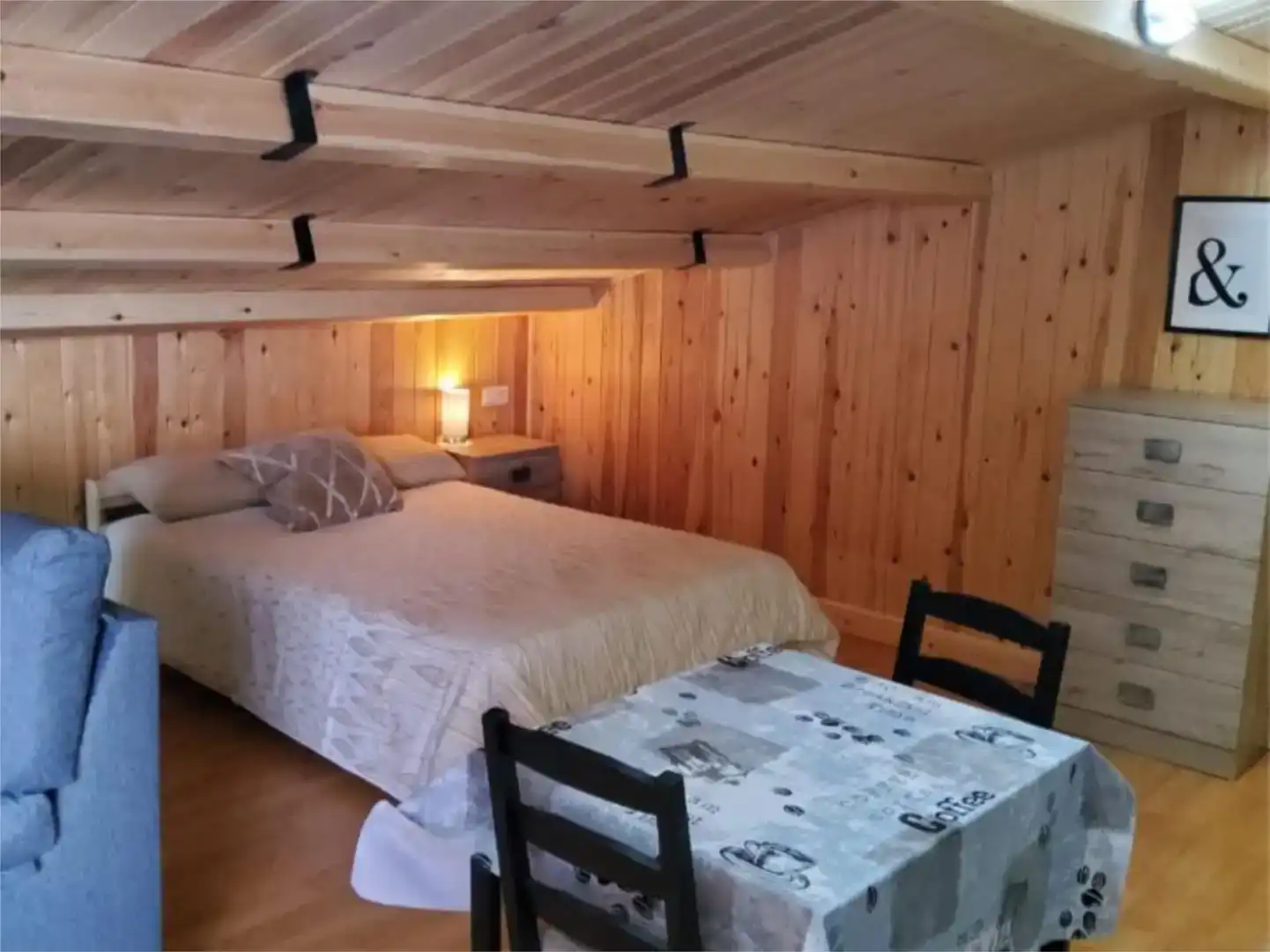 Dormitori de Pis de lloguer en Las Pedroñeras    amb Aire condicionat i Balcó