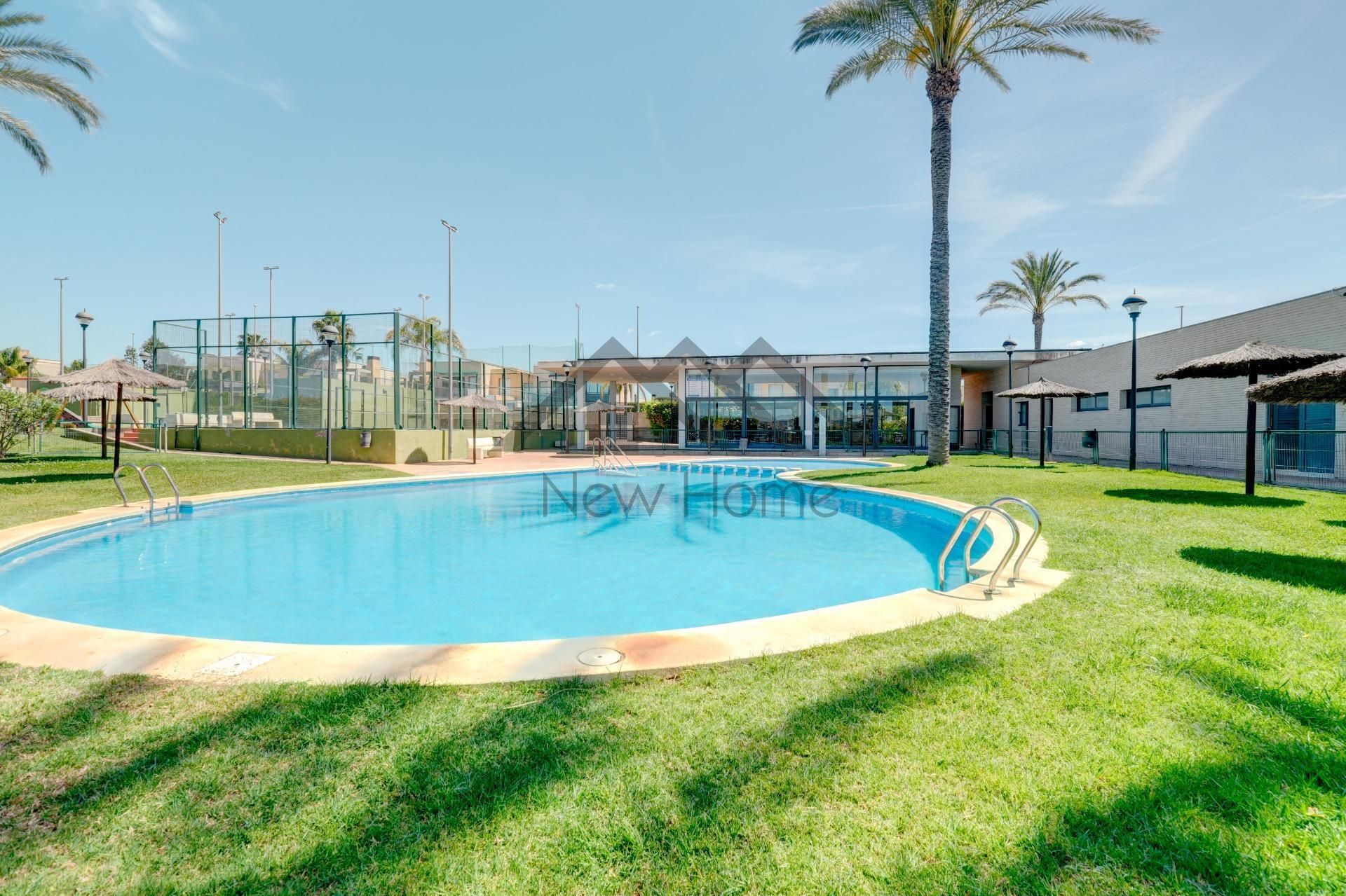 Piscina de Casa adosada en venda en La Pobla de Vallbona amb Aire condicionat, Calefacció i Jardí privat