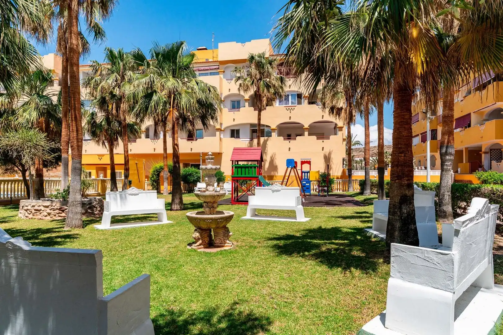 Vista exterior de Pis en venda en El Ejido amb Terrassa, Moblat i Piscina comunitària