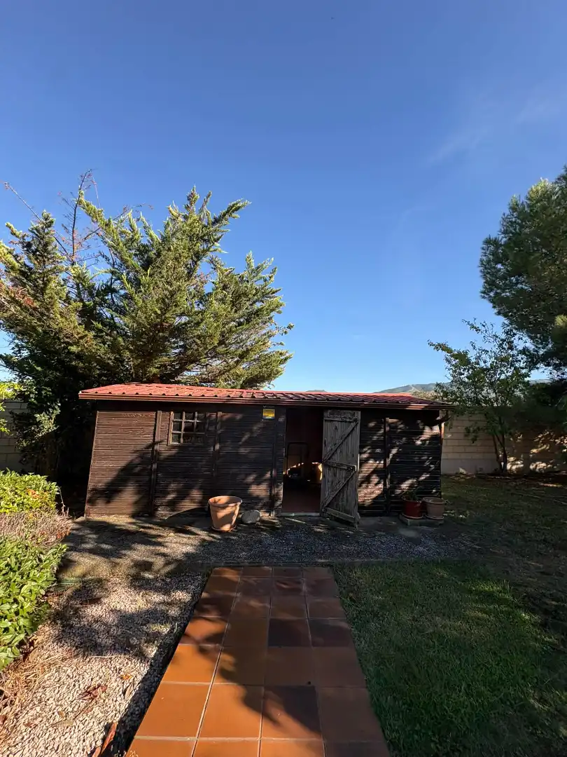Vista exterior de Terreno en venta en Albelda de Iregua