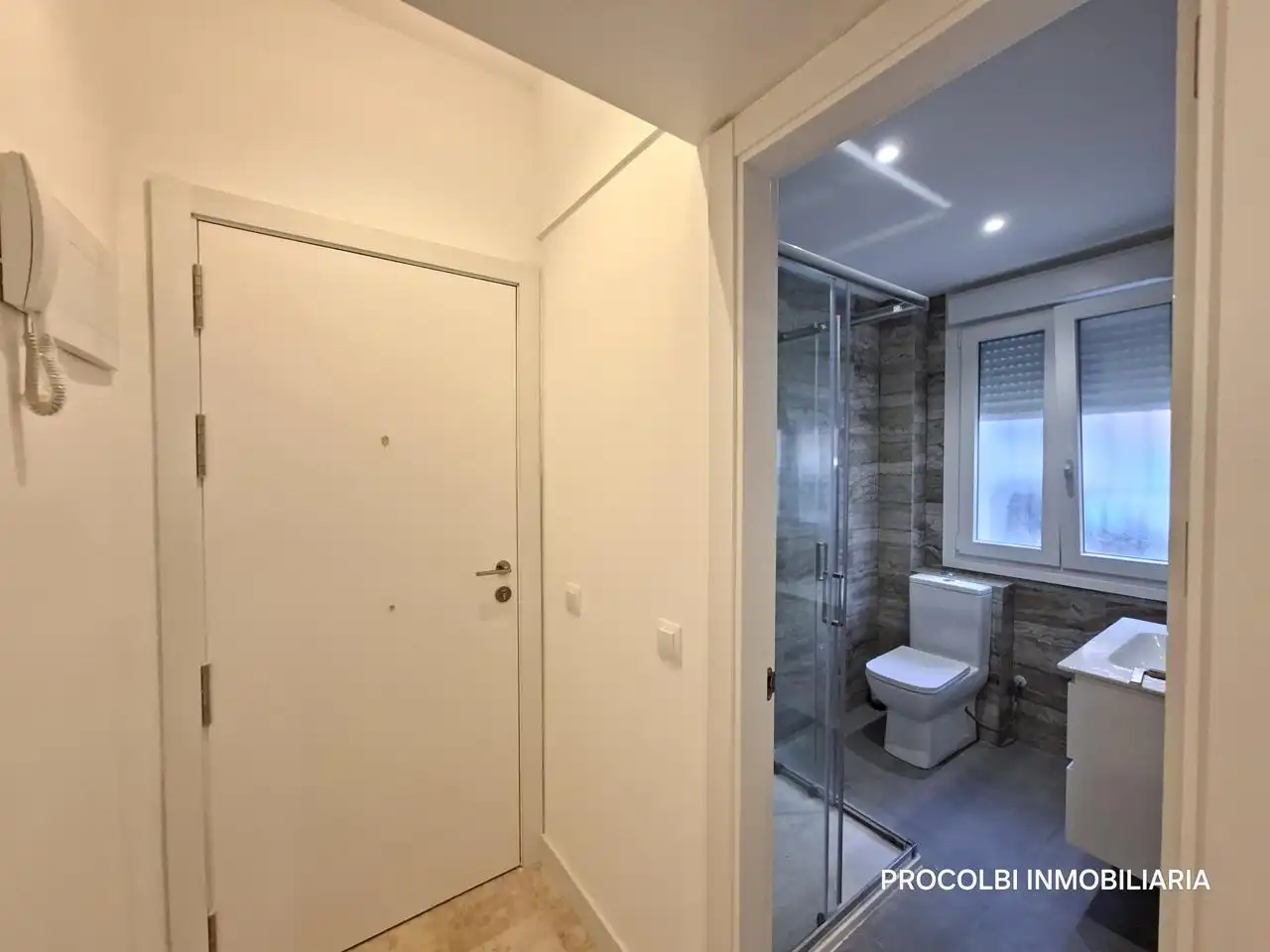 Bathroom of Ground floor for sale in Madrid  with Air Conditioner and Heating