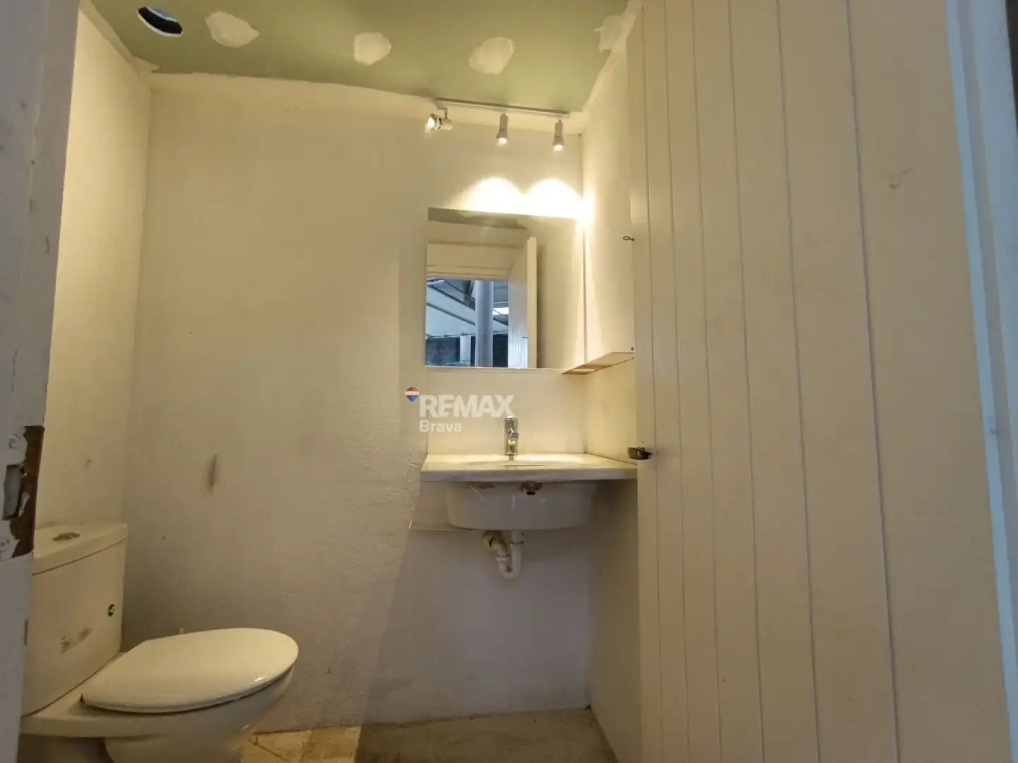 Badezimmer von Fabrikhallen zum Verkauf in Cadaqués mit Heizung