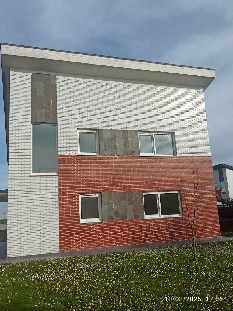 Vista exterior de Casa o xalet en venda en Santa Cruz de Bezana amb Calefacció, Jardí privat i Parquet