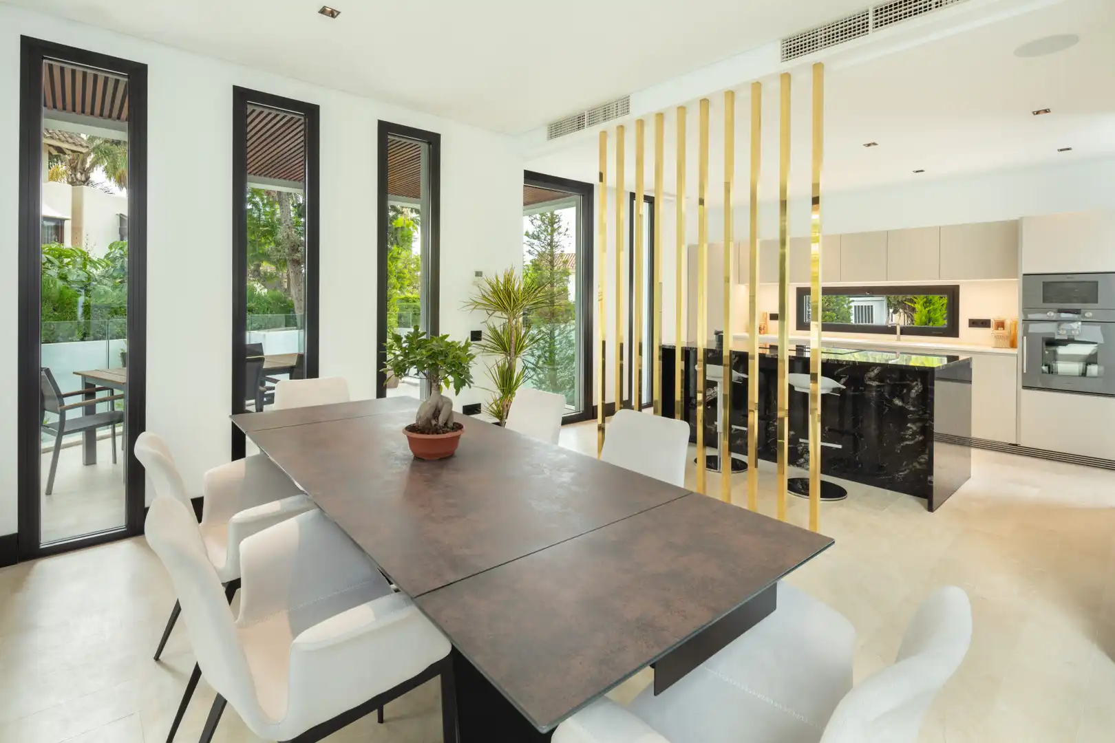 Menjador de Casa o xalet en venda en Marbella amb Aire condicionat, Jardí privat i Terrassa