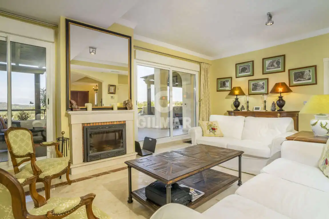 Wohnzimmer von Maisonette zum Verkauf in Sotogrande mit Heizung, Abstellraum und Schwimmbad