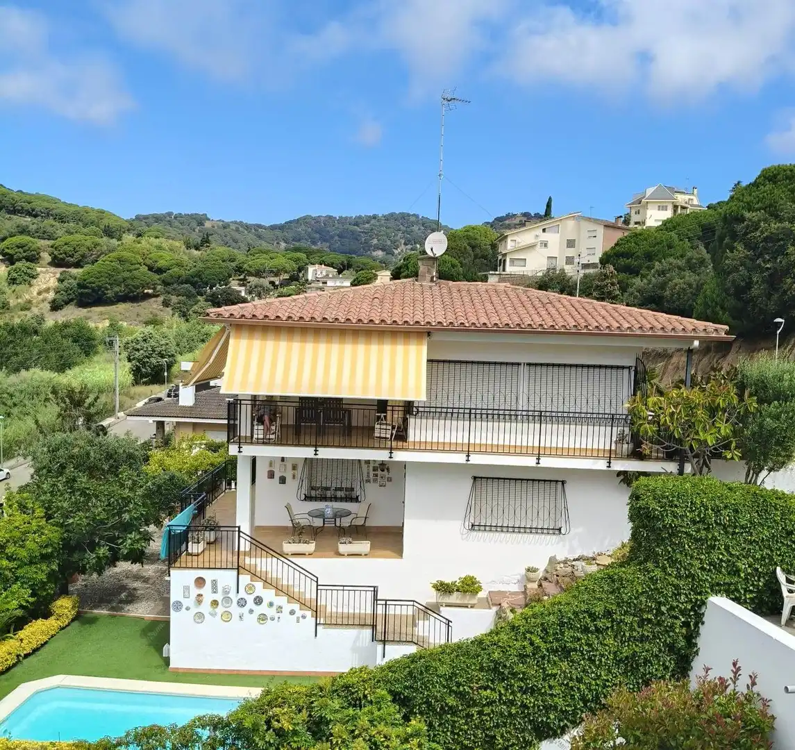 Vista exterior de Casa o xalet en venda en Calella amb Calefacció, Jardí privat i Terrassa