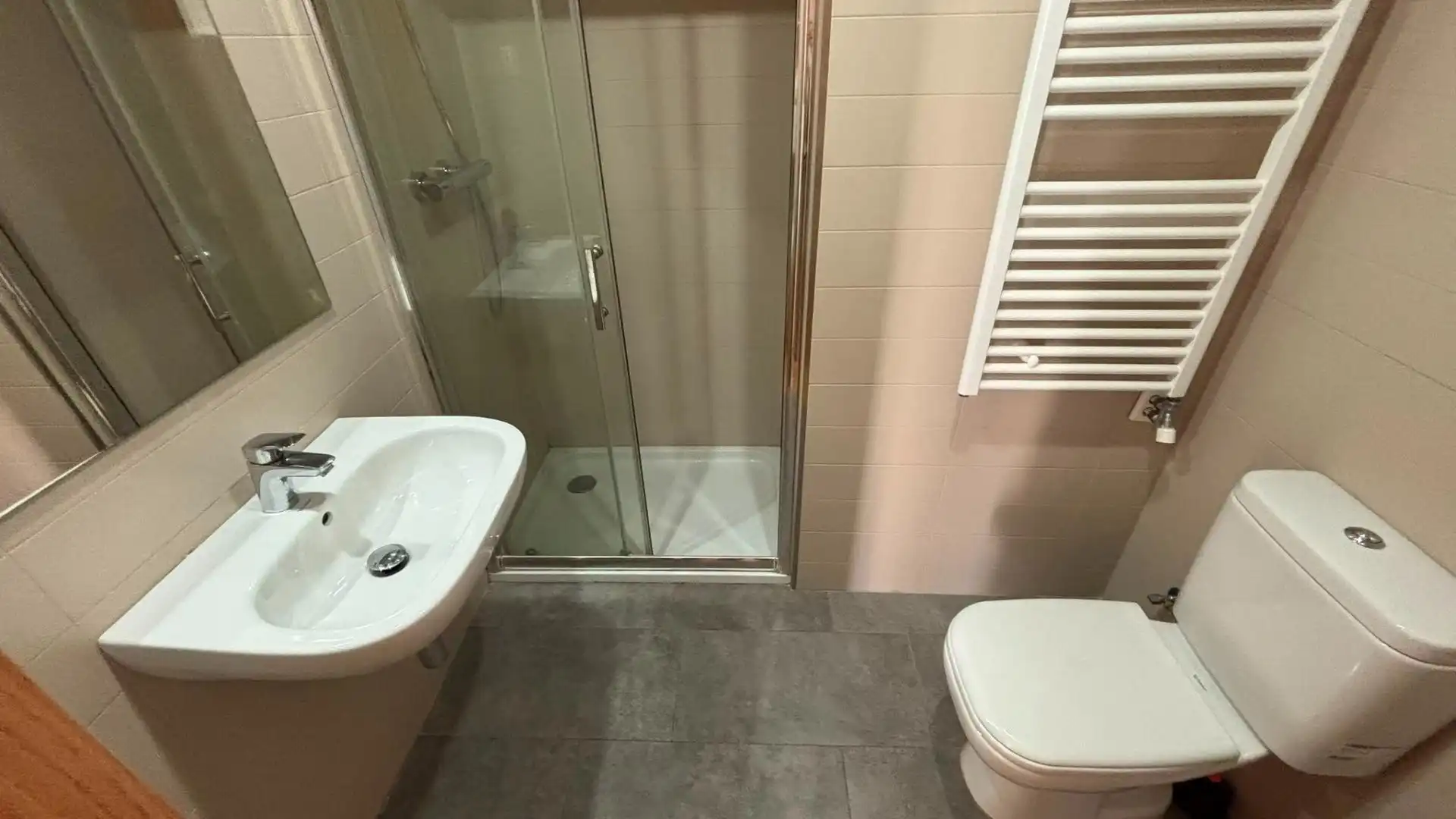 Badezimmer von Wohnungen zur Miete in Cubelles mit Klimaanlage, Balkon und Gemeinschaftspool