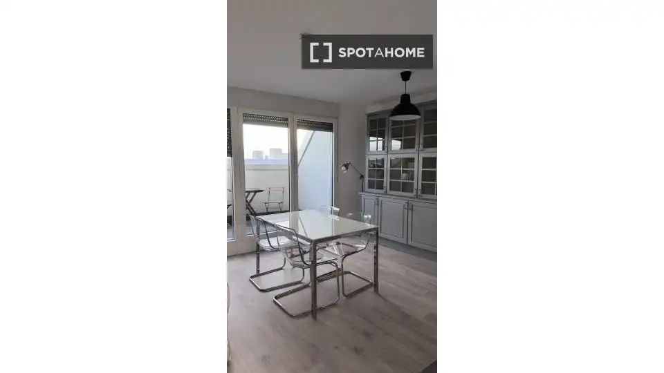 Vista exterior de Piso para compartir en Alcalá de Henares con Aire acondicionado, Calefacción y Amueblado