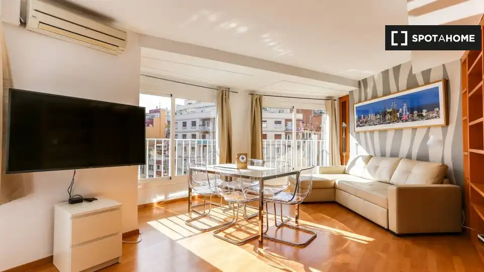 Piso con terraza en alquiler en Eixample