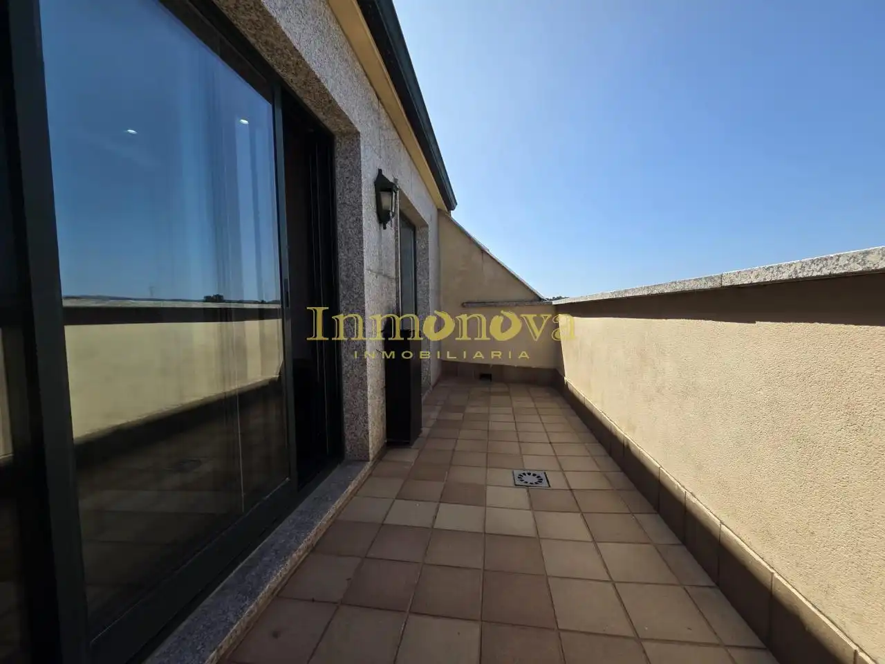 Terrasse von Dachboden zur Miete in Salvaterra de Miño mit Heizung, Terrasse und Abstellraum