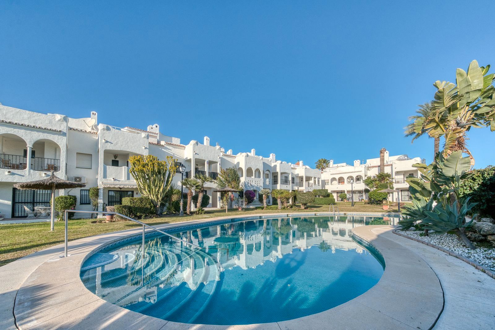 Exterior view of Single-family semi-detached for sale in Estepona  with Air Conditioner, Terrace and Furnished