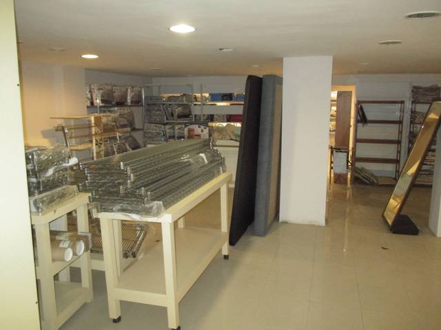 Local comercial en Alquiler en Oviedo - Calle Aureliano San Román en Milán - Pumarín