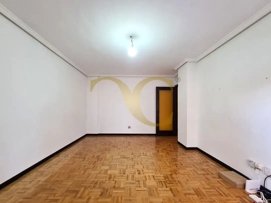 Piso en venta en Oviedo  con Calefacción y Trastero