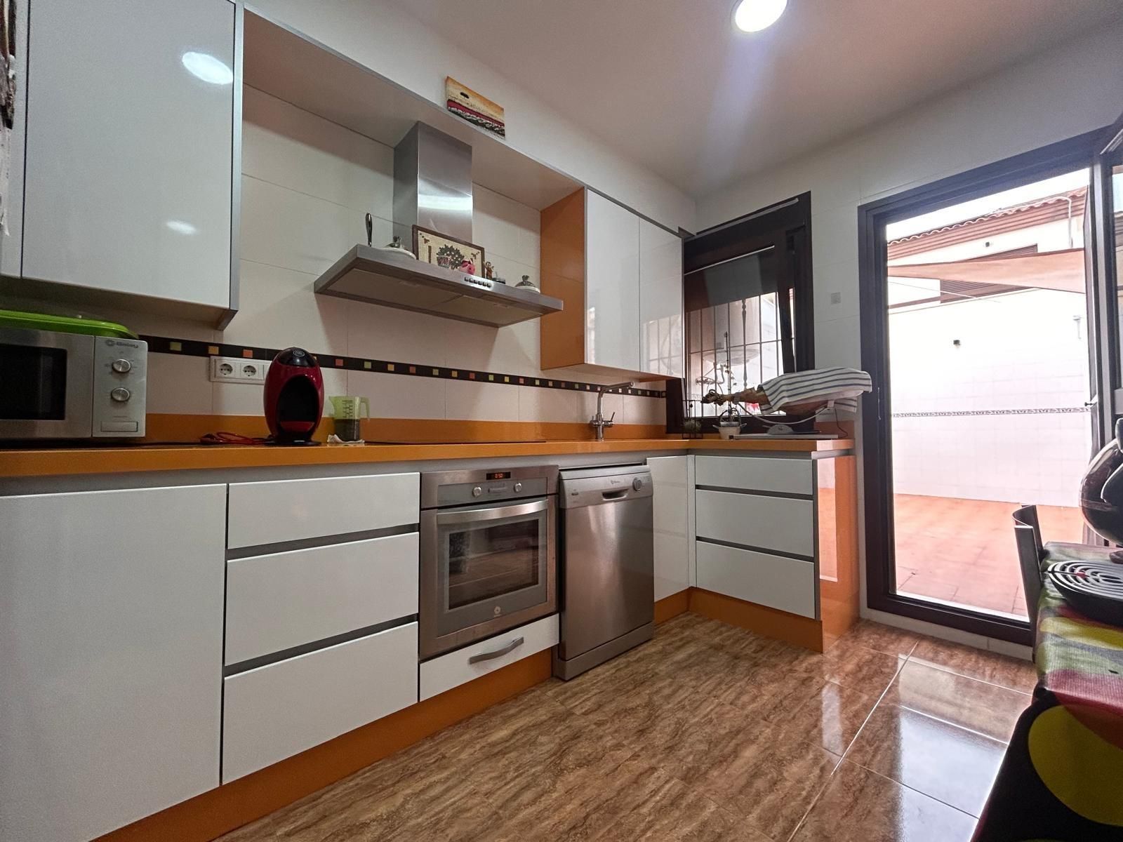 Cuina de Casa adosada en venda en Los Alcázares amb Aire condicionat, Calefacció i Jardí privat