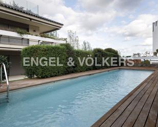 Piscina de Apartament de lloguer en  Barcelona Capital amb Aire condicionat, Terrassa i Piscina