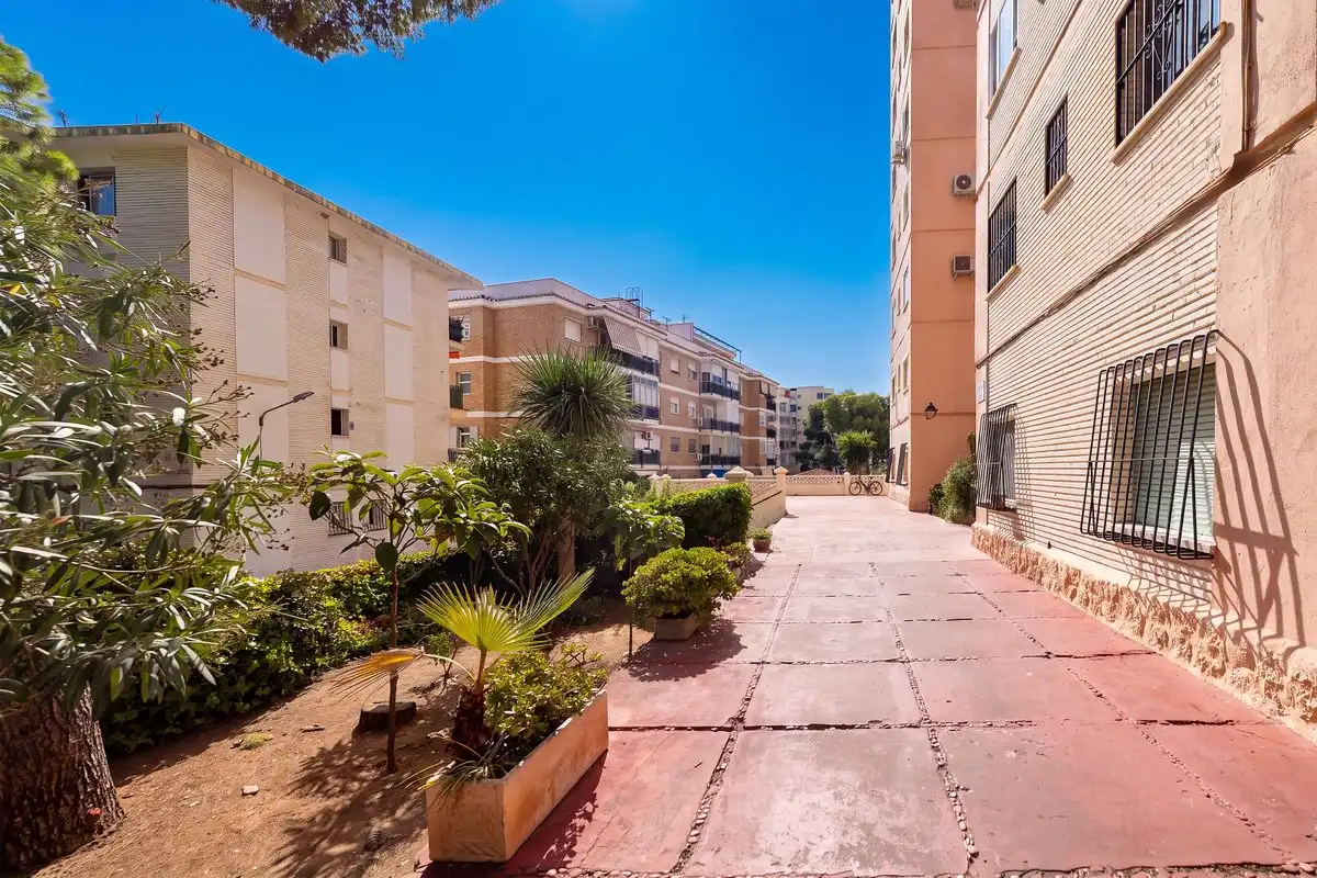 Vista exterior de Planta baja en venta en Torremolinos con Aire acondicionado, Calefacción y Jardín privado