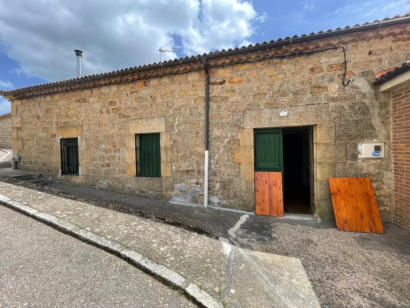 Vista exterior de Finca rústica en venda en Regumiel de la Sierra amb Jardí privat, Parquet i Traster