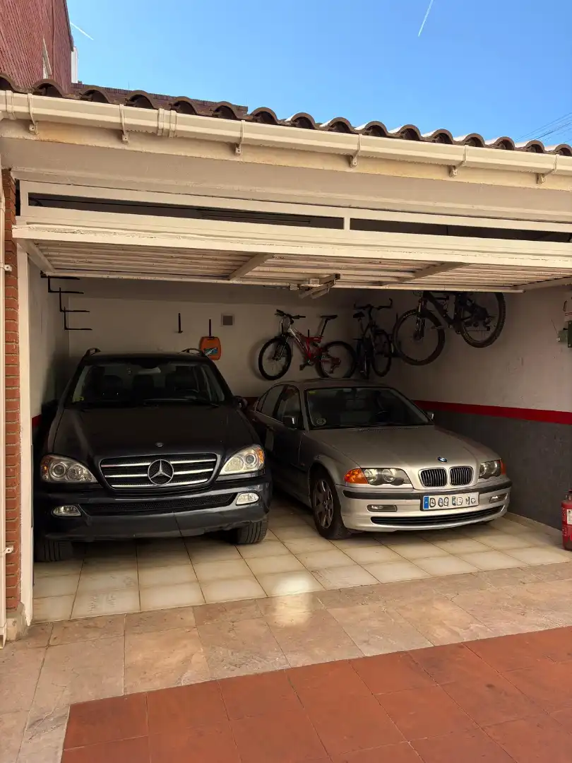 Parking de Casa adosada en venta en Barcelona con Aire acondicionado, Calefacción y Jardín privado
