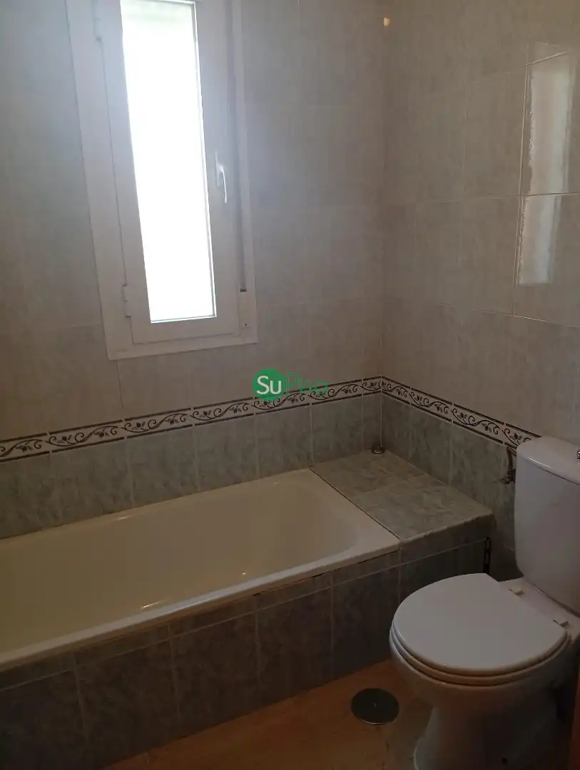 Bany de Casa adosada en venda en Chozas de Canales amb Aire condicionat, Jardí privat i Terrassa
