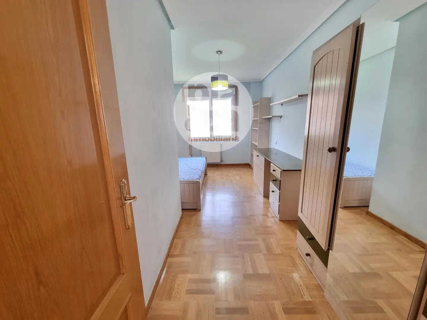 Habitación de Casa adosada en venta en Burgos con Calefacción y Jardín privado
