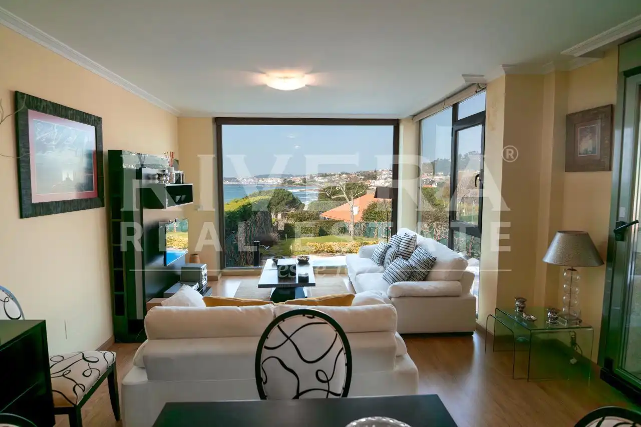 Sala d'estar de Casa adosada en venda en Sanxenxo amb Calefacció, Jardí privat i Terrassa