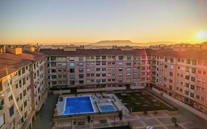 Piscina de Planta baixa en venda en Torrejón de Ardoz amb Calefacció, Jardí privat i Traster