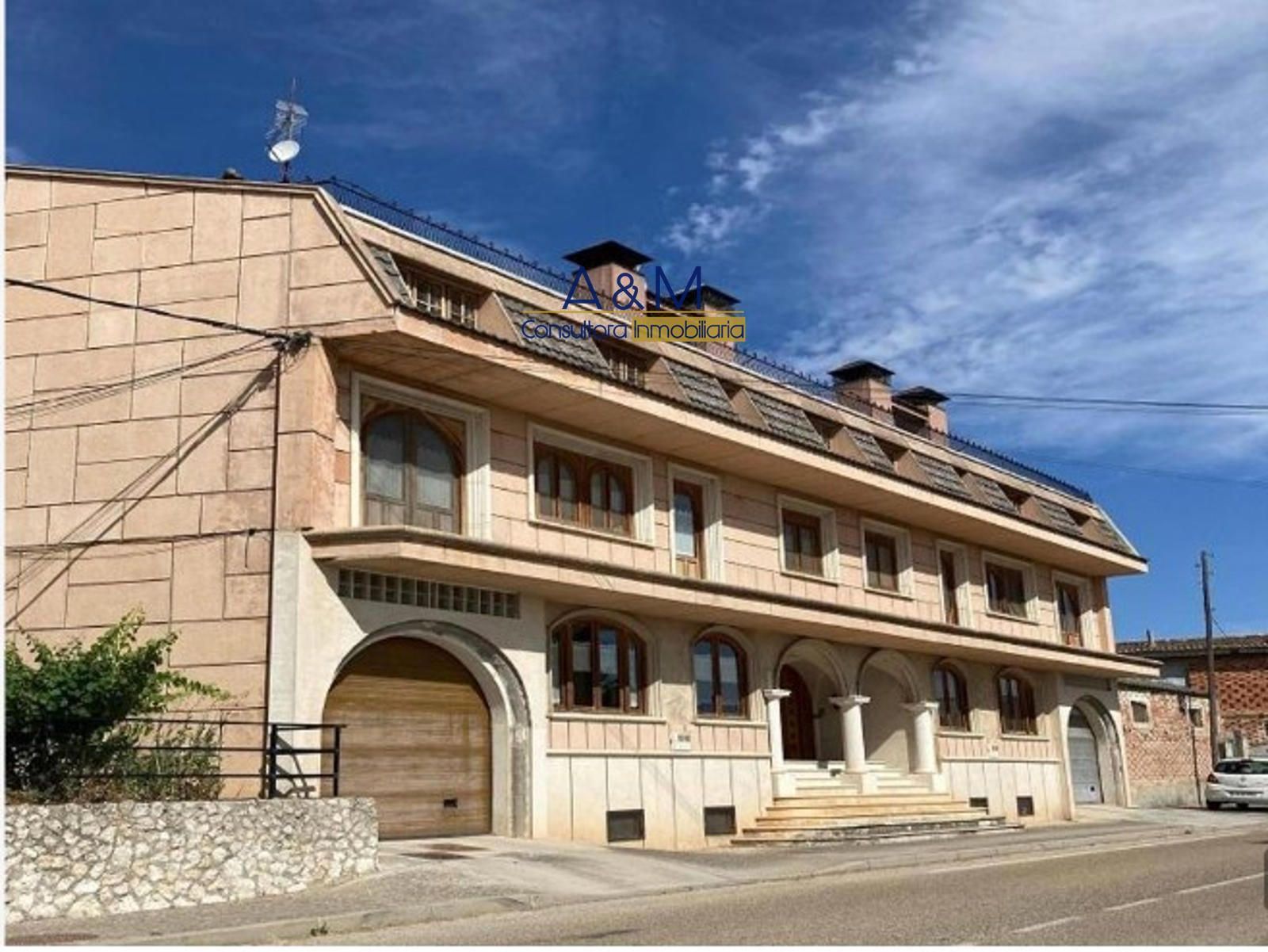 Vista exterior de Casa adosada en venda en Pesquera de Duero amb Piscina