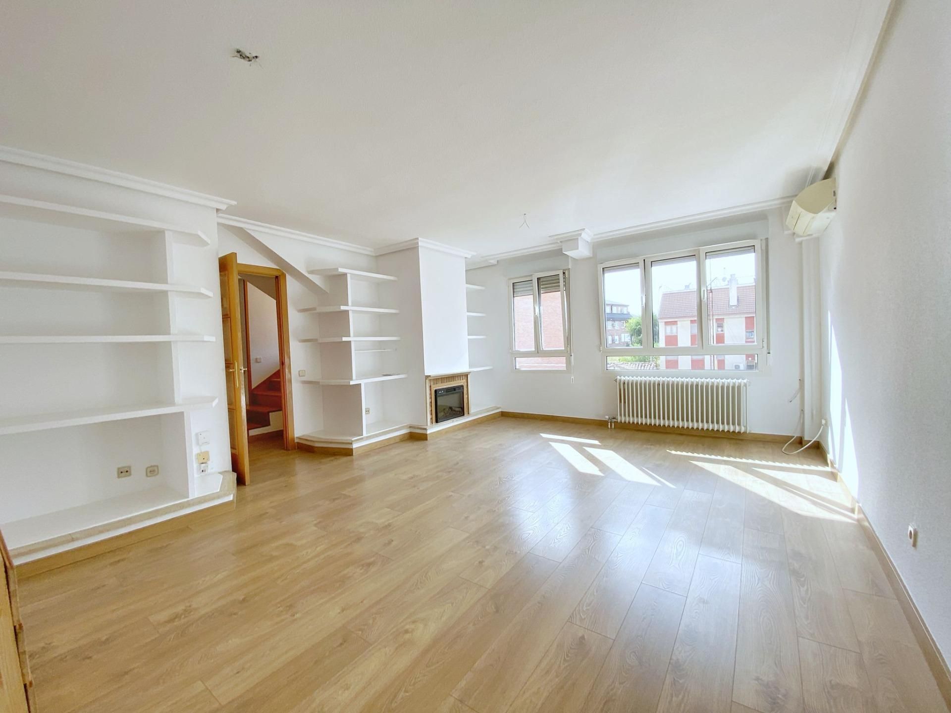 Living room of Duplex to rent in Las Rozas de Madrid  with Air Conditioner, Heating and Terrace