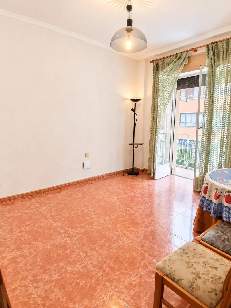 Piso en venta en Calle JUAN SEBASTIAN ELCANO, Feria