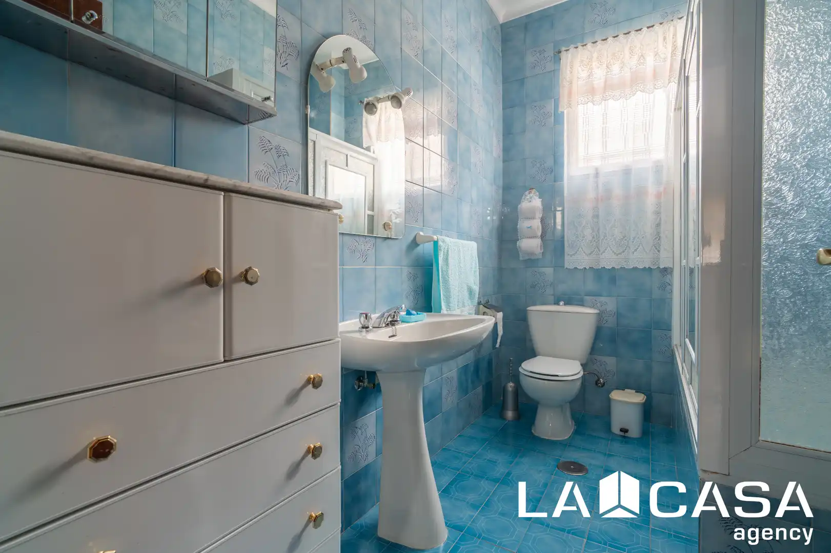 Bathroom of Houses for sale in Dos Hermanas  with Air Conditioner, Heating and Furnished