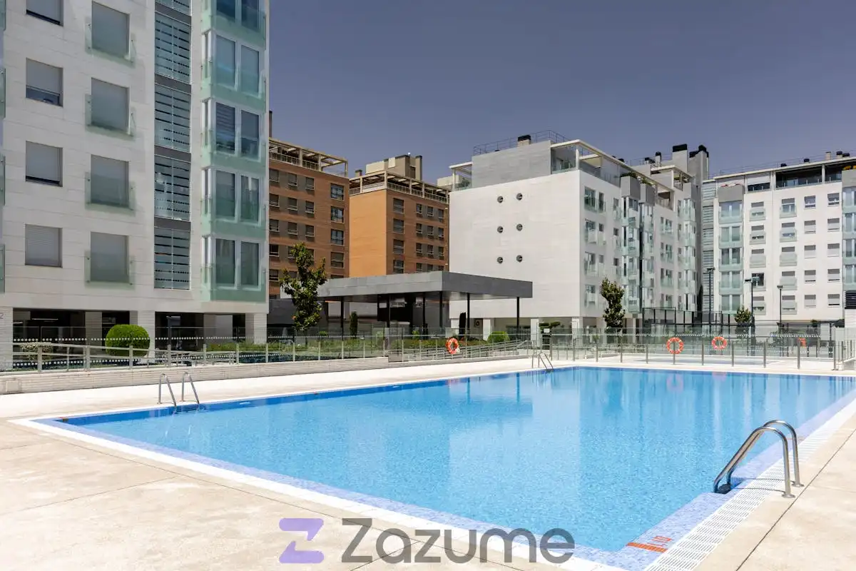 Piscina de Pis de lloguer en Madrid amb Aire condicionat, Calefacció i Jardí privat