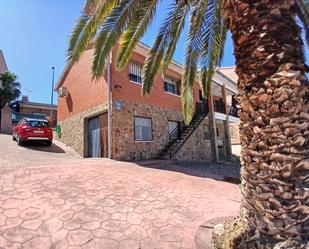 Vista exterior de Casa o xalet en venda en Valmojado amb Aire condicionat, Terrassa i Piscina