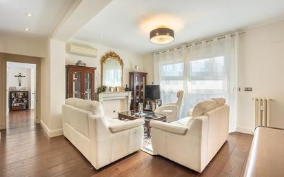 Living room of Flat for sale in  Madrid Capital  with Air Conditioner, Terrace and Balcony