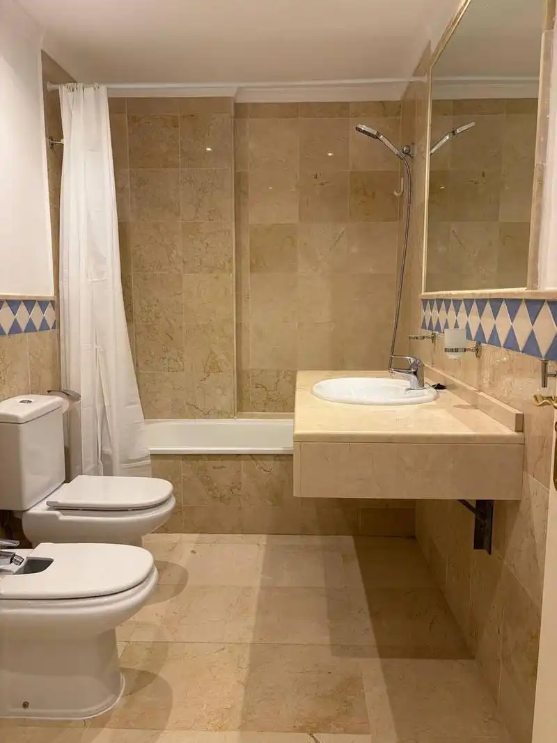 Badezimmer von Erdgeschoss zur Miete in Marbella mit Klimaanlage, Terrasse und Abstellraum