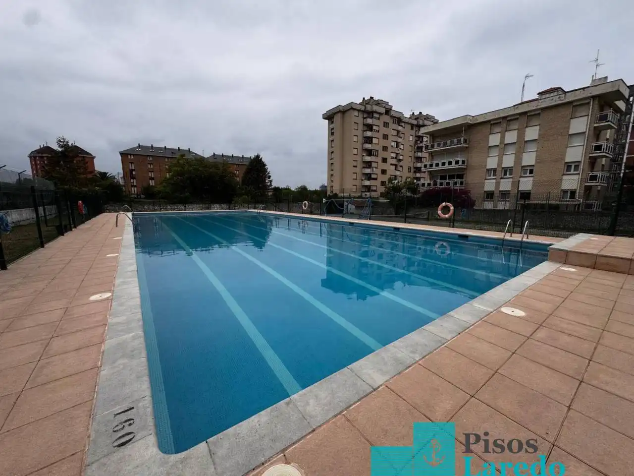 Piscina de Piso en venta en Laredo con Calefacción, Terraza y Balcón