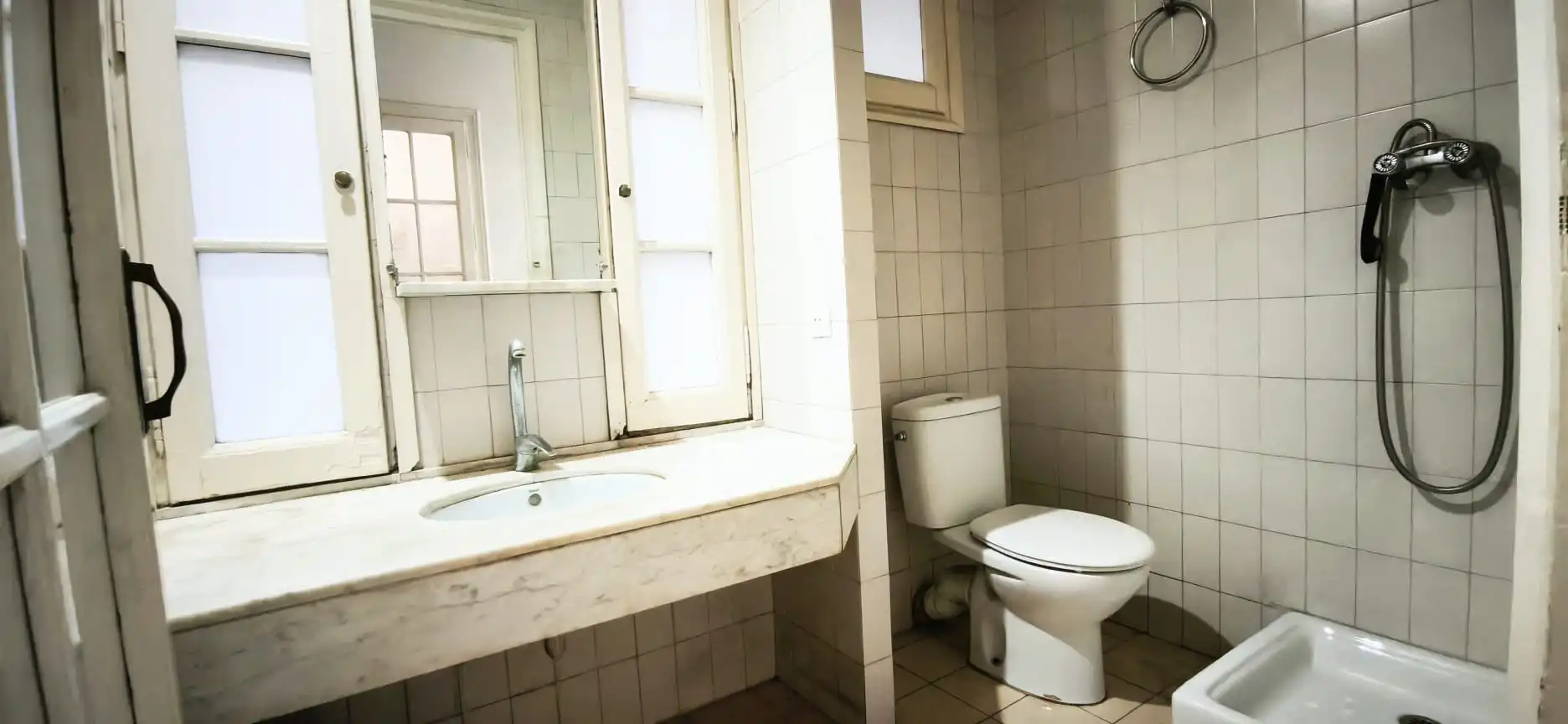 Baño de Piso de alquiler en Barcelona con Aire acondicionado, Horno y Balcón