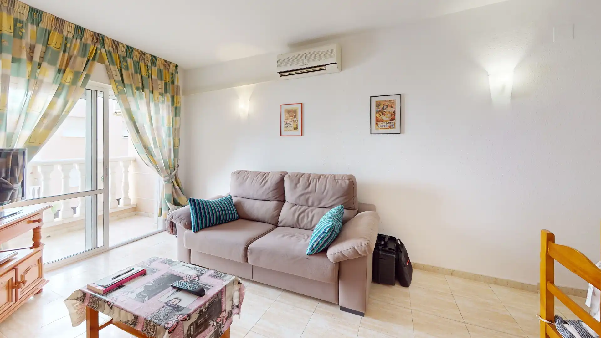 Sala d'estar de Pis en venda en Torrevieja amb Aire condicionat, Terrassa i Moblat