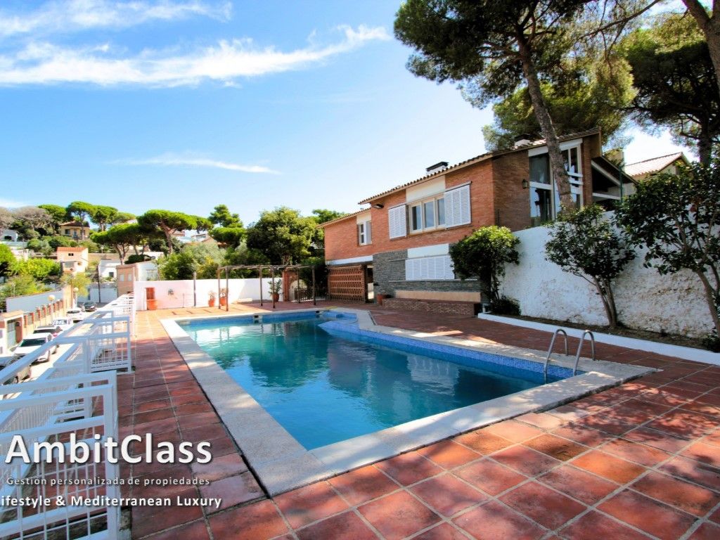 Exterior view of House or chalet for sale in Badalona  with Private garden, Terrace and Swimming Pool