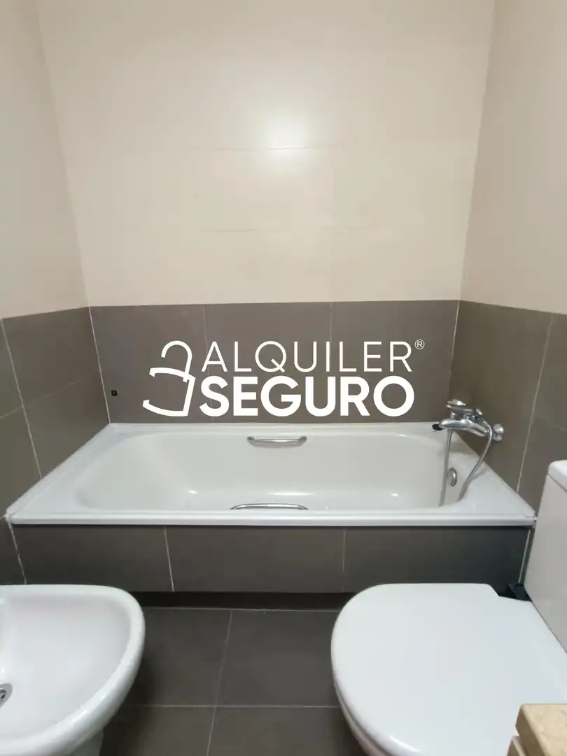 Baño de Piso de alquiler en Parla con Aire acondicionado, Calefacción y Terraza