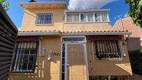 Vista exterior de Casa o xalet en venda en Pioz amb Calefacció i Piscina