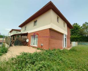 Vista exterior de Casa adosada en venda en Villariezo amb Calefacció, Jardí privat i Parquet