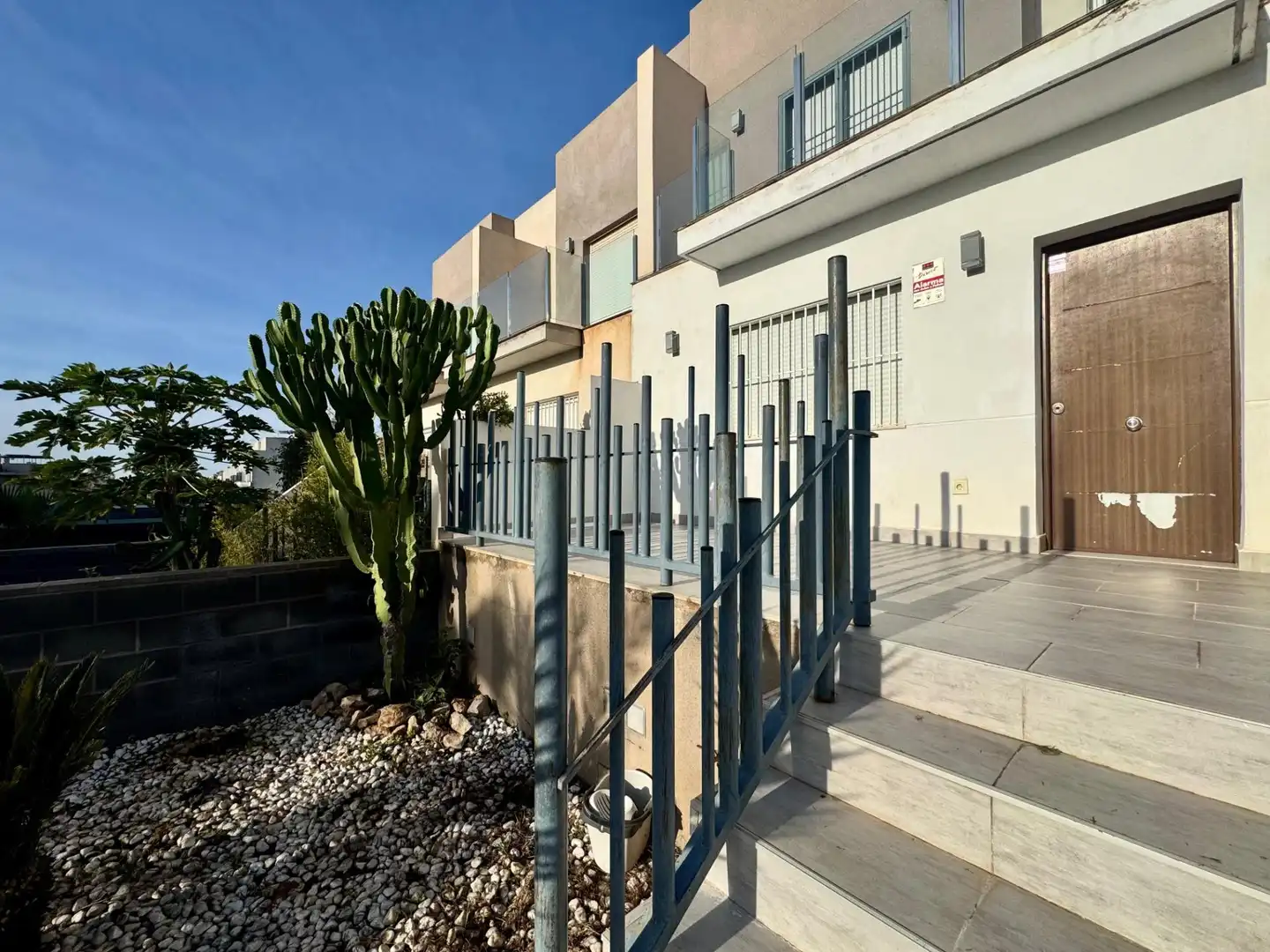 Vista exterior de Casa adosada en venta en Torrevieja con Jardín privado, Terraza y Balcón